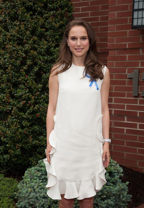 Natalie Portman asiste al evento de aniversario en Audrey Hepburn