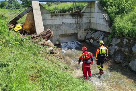 Mann stürzt in Fluss Nach Unwetter in Italien birgt Feuerwehr seine Leiche