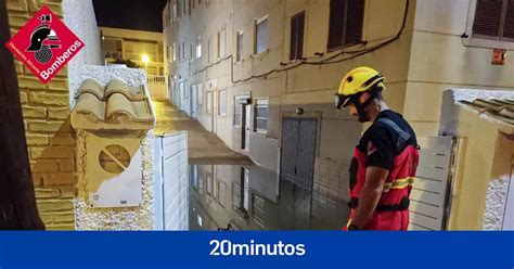 Las Lluvias En Alicante Provocan El Arrastre De Coches Con Conductores