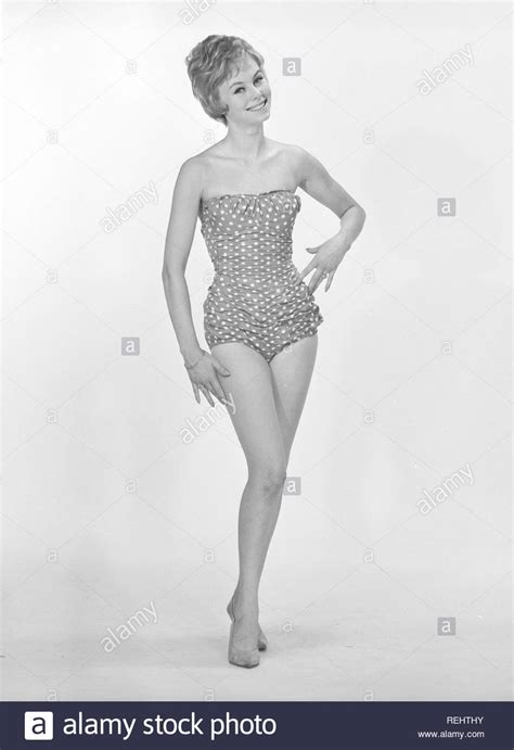 Bikini Mode Ein Blondes M Dchen In Einem Fotografen Studio In Einem Typischen Er