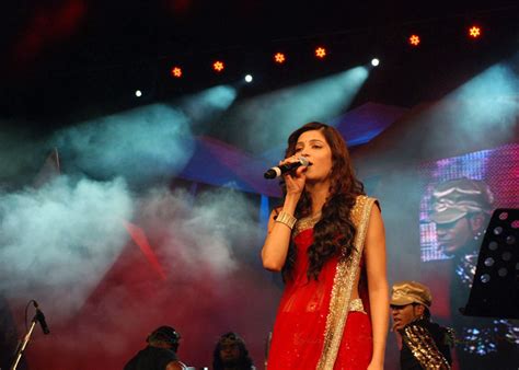 Shruti Haasan Songs Performance with Band - SheClick.com