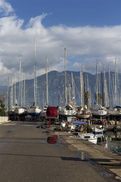 Barche A Vela Riflesse Sul Mare A Kalamata Grecia Fotografia Stock