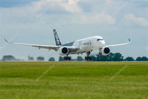 D Collage D Un Avion Airbus A Xwb Photo Ditoriale Par S Kohl