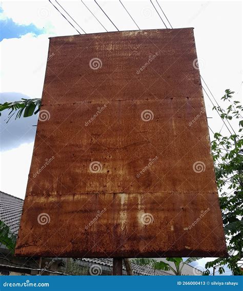 Cartazes De Ferro Enferrujados Na Berma Da Estrada Imagem De Stock