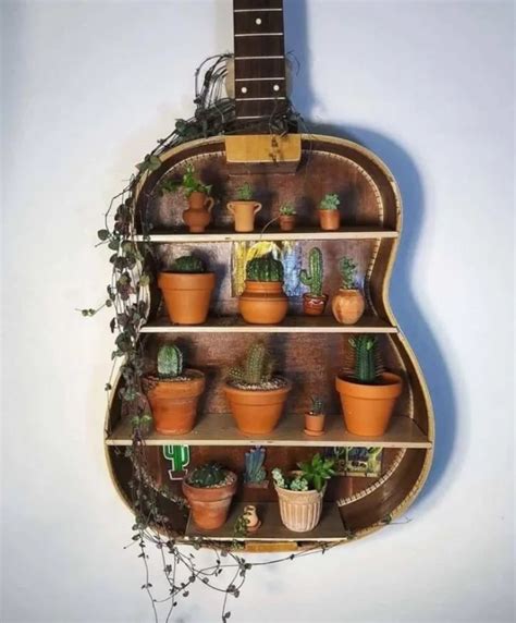 Étagère de bricolage ingénieuse à partir dune vieille guitare Deco