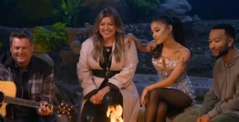 Kelly Clarkson Ariana Grande S Budding Friendship Is Cute