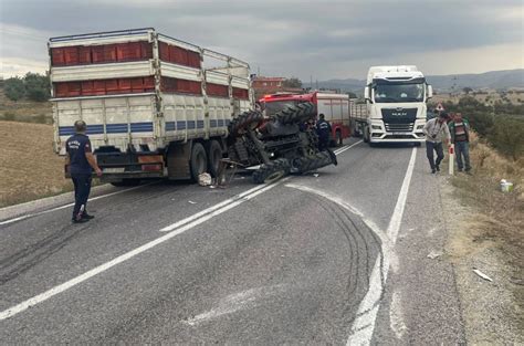 Manisa da feci kaza Traktörle kamyon çarpıştı