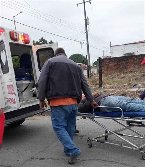 Albañil resulta lesionado tras derrapar en su moto en Tierra Blanca