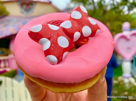 News Must Eat Mickey And Minnie Donuts At Disneylands Donut Cart