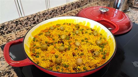 Paella De Pollo Y Calamares En Paellera De Hierro Fundido