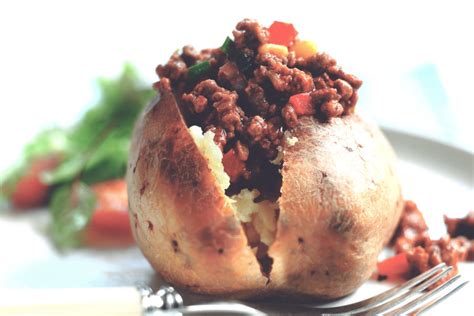 Meat Free Chilli Con Carne Stuffed Jacket Potato Recipe | Quorn