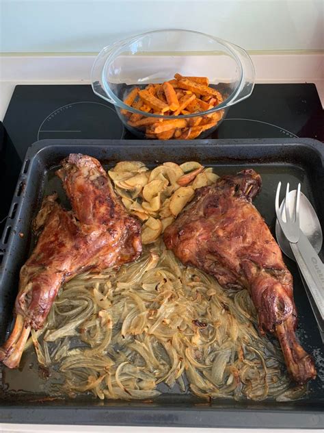 Paletillas De Jabal Asadas Con Guarnici N De Manzana Cebolla Y