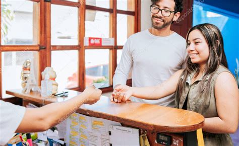 Pareja Recibiendo Llaves De Habitaci N De Hotel Pareja Joven