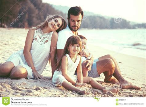 Familia Que Recorre En La Playa Imagen De Archivo Imagen De Costa