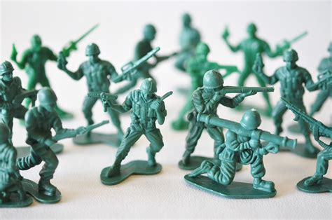 vintage army green plastic men...12 army men