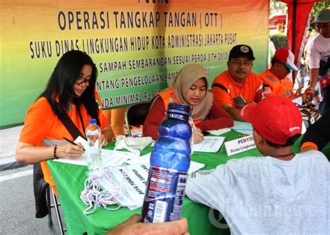 OTT Buang Sampah Sembarangan Foto 1 1717410 TribunNews