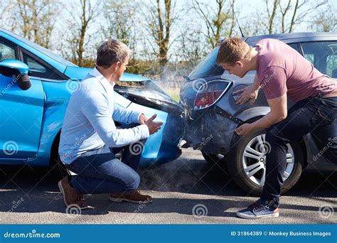 Dos Conductores Que Discuten Después De Accidente De Tráfico Imagen De Archivo Imagen De Culpa