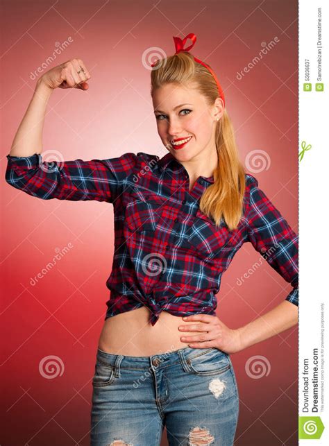 Belle Jeune Femme De Pin Up Blonde Faisant Des Gestes Nous Pouvons Le Faire Au Dessus Du Re
