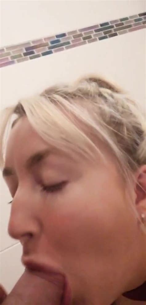 Femme Blonde S Amuse En Gros Plan Avec Une Bite Dans La Bouche