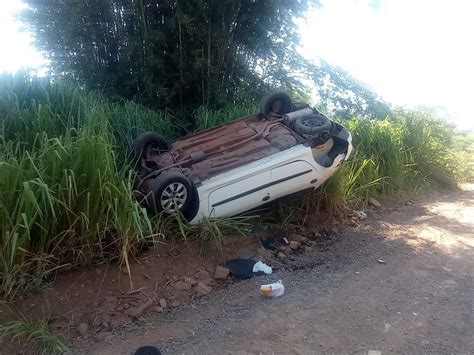 Capotamento De Carro Em Estrada De Terra Deixa Motorista Ferida Em