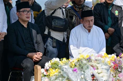 Anggota Watimpres Habib Muhammad Luthfi Bin Yahya Berziarah Ke Makam