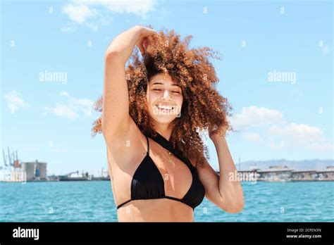 Female In Bikini Top And Shorts Fotos Und Bildmaterial In Hoher Aufl Sung Alamy