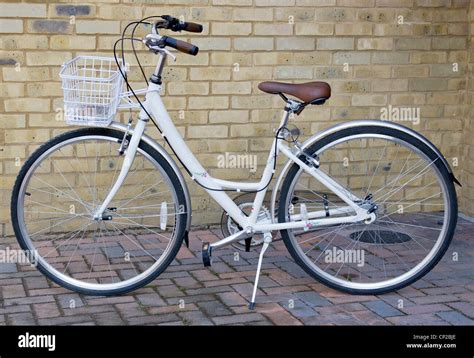 Ladies Bike Cycle Bicycle Raleigh Caprice Shopper Stock Photo - Alamy