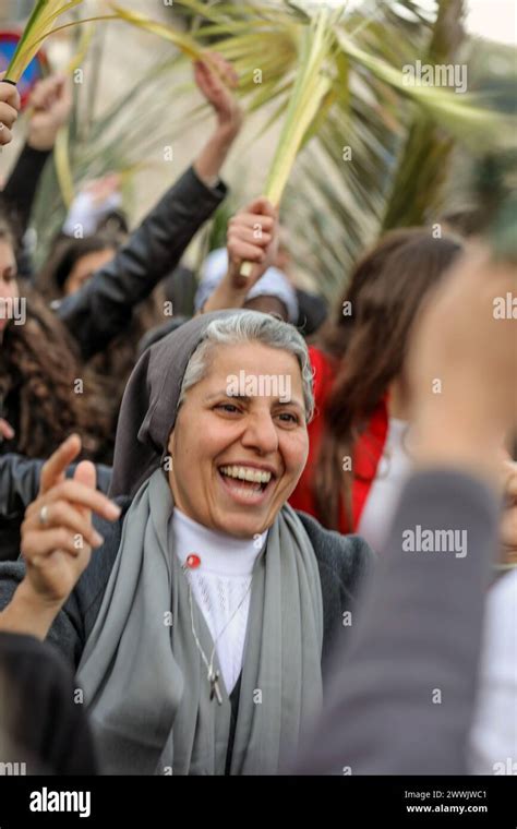 Jerusalem Israel 24th Mars 2024 A Nun Is Dancing And Smiling At The