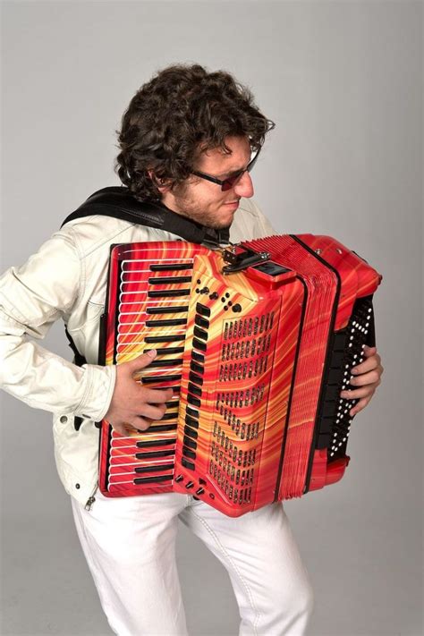 15 Famous Accordion Players You Should Know