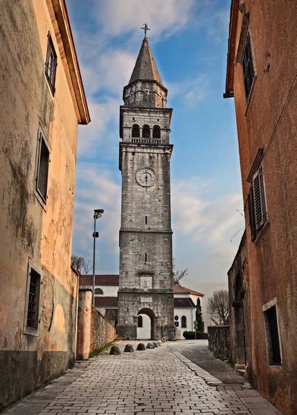 Pazin Istria Croacia El Campanario De La Antigua Iglesia De San