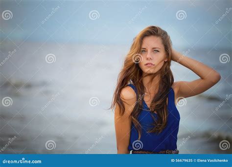 Belle Jeune Fille Blonde Sur La Plage Image stock Image du enfants arrière
