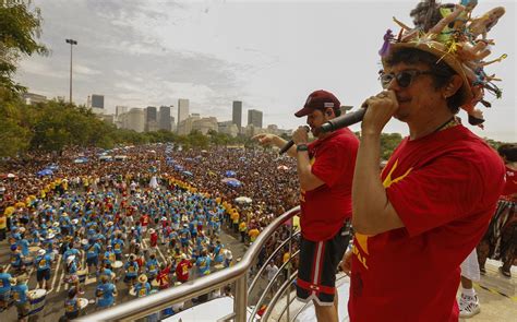 Monobloco encerra Carnaval de Rua do Rio multidão no aterro do