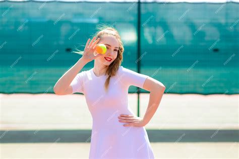 Premium Photo Sexy Girl Tennis Player Holding Tennis Racket On The Court