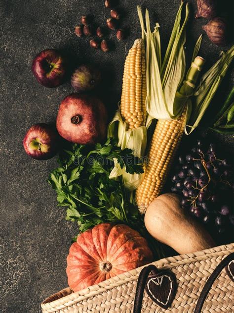 Bolsa De Paja Y Verduras Y Frutas Naturales Frescas Verduras Y Frutas