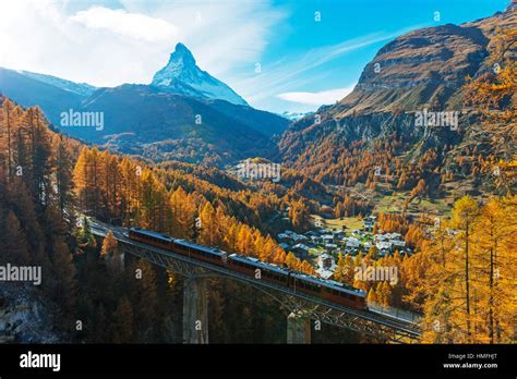 Das Matterhorn 4478m Findelbach Brücke Und Der Glacier Express