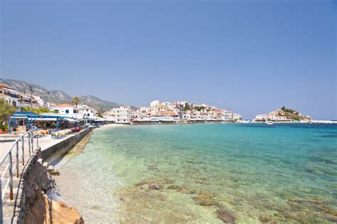 Het Strand Van Kokkari Griekenland Stock Foto Image Of Eiland Boot