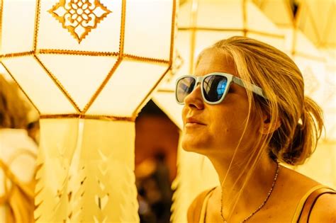 Fille Blonde Avec Des Lunettes De Soleil Entourée De Lanternes Chinoises Dans La Nuit Photo