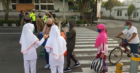 CFD Mahasiswa Akper Alkautsar NU Salurkan Masker Harian Temanggung