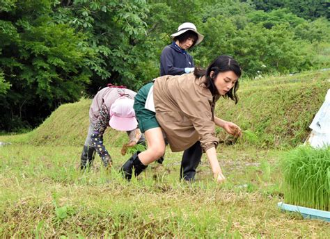 柴咲コウさん、長靴姿で田植え 大河ドラマ「おんな城主直虎」の縁 トレンドの全てがここにある