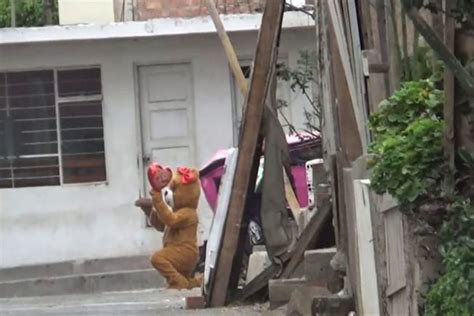 San Valentín Policía se disfraza de oso y arresta a traficante El Men