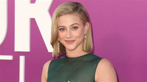 Lili Reinhart Incendiaire En Lingerie R Tro La Star De Riverdale Joue