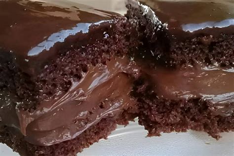 Bolo de chocolate recheado brigadeiro cremoso uma delícia para