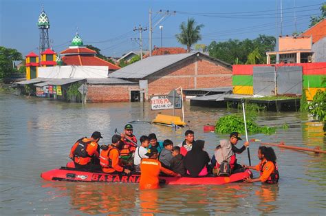 Jalan Pantura Demak Kudus Putus Akibat Banjir