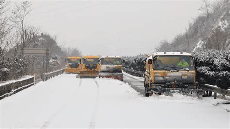 平安春运丨除雪保畅通 护航“春运”路工区撒布养护