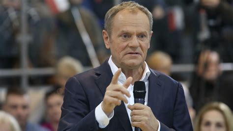 Tusk Zaatakowa Unijnego Komisarza Podaj Si Ch Opie Do Dymisji