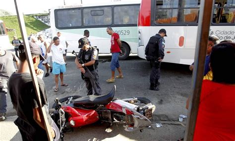 Acidente envolvendo dois ônibus e uma moto deixa um morto na Avenida