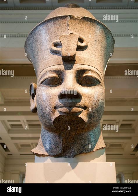 La Colosal Estatua De Granito Rojo De Amenhotep Iii En El Museo