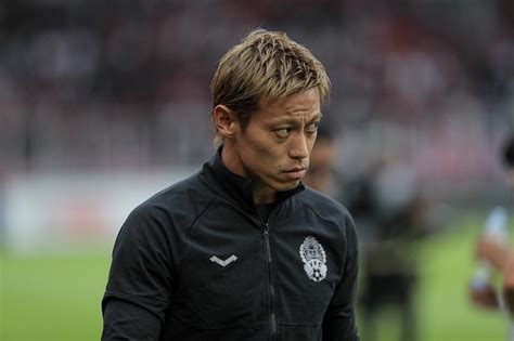 🎙w杯解説から今度は監督に⚽️本田圭佑が真剣な眼差しでピッチを見つめる👀 話題の投稿 スポーツブル スポブル