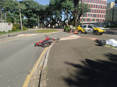 Motociclista morre após bater em carro e ter corpo arremessado contra