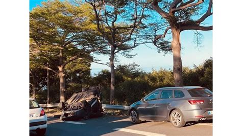 Une Voiture Sur Le Toit Sur La Quatre Voies Plus De Km D